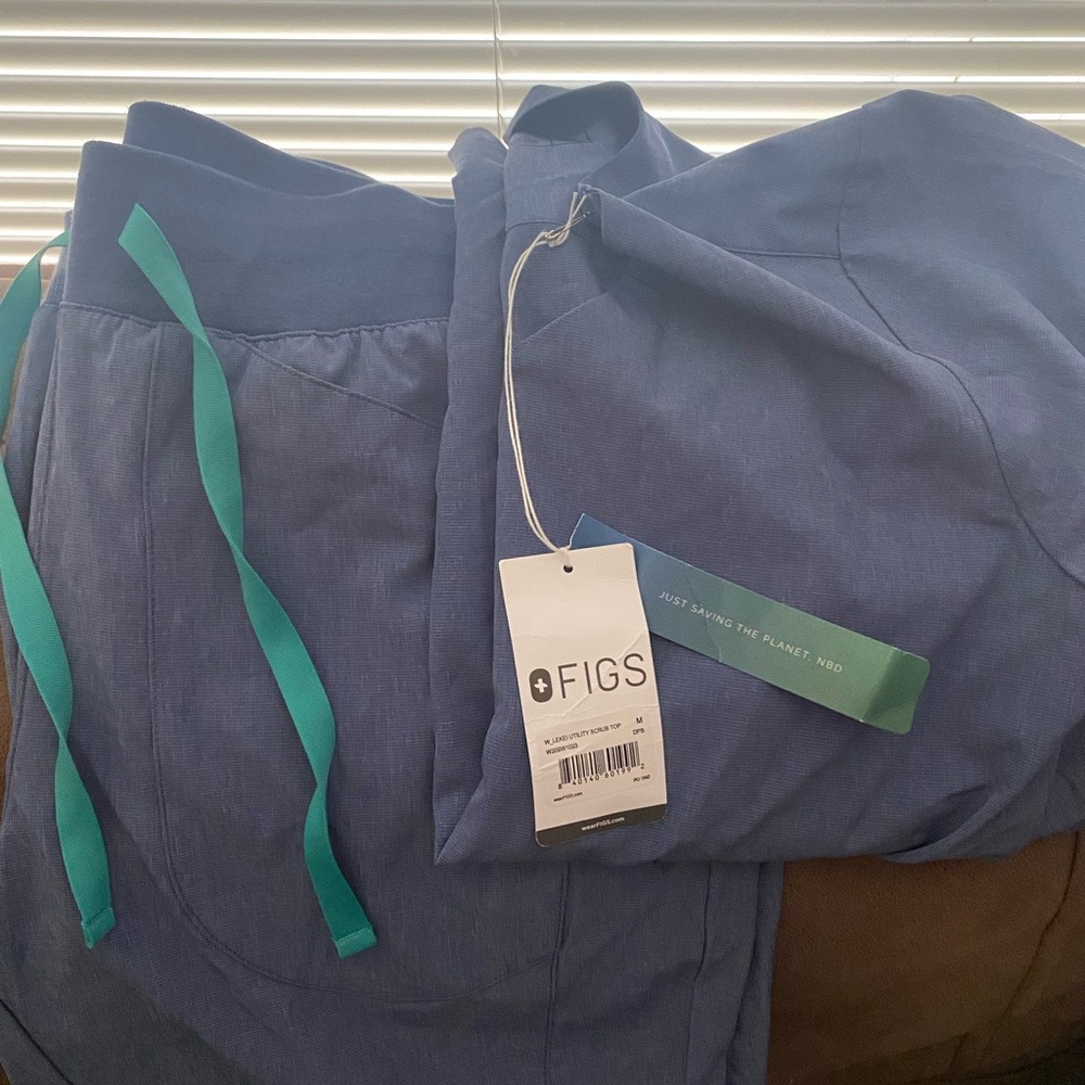 FIGS scrub set size medium fion eac big sky blue 🏙️🌃🌌🌠